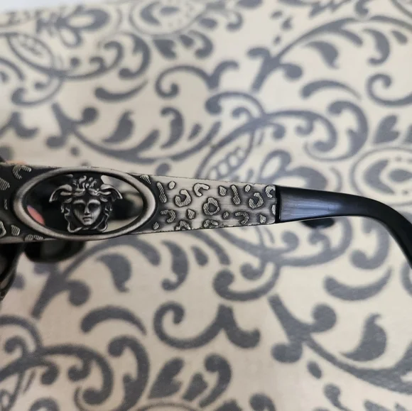 Vintage Versace 90's Sunglasses and MEDUSA CASE - Picture 4 of 11